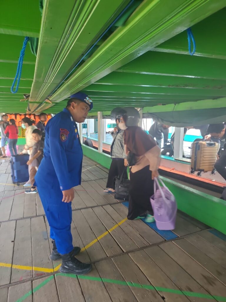 Satpolairud Polresta Samarinda Intensifkan Pengamanan di Dermaga Mahakam Ulu WhatsApp Image 2025 01 12 at 12.57.16 03b573a5