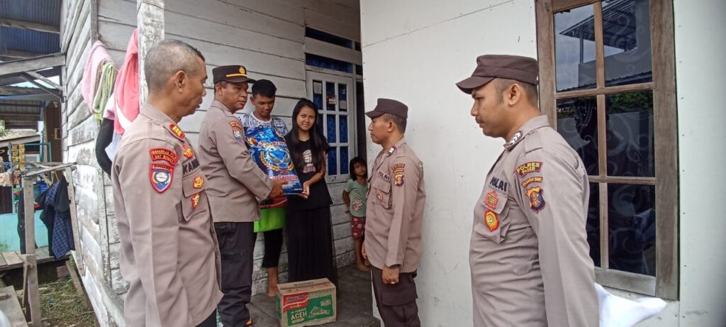 Polres Paser Peduli, Sat Binmas Salurkan Bantuan Sosial kepada Warga Kurang Mampu WhatsApp Image 2025 01 14 at 13.03.05 9f8a39e9