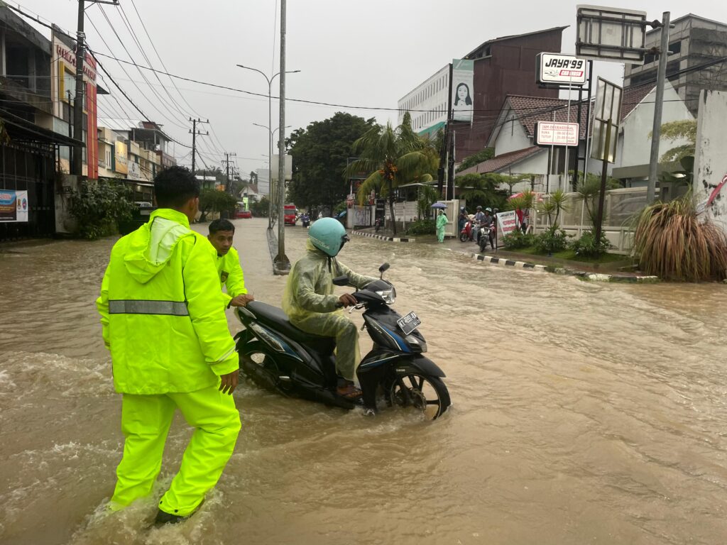 Piket Pammat Ditsamapta Polda Kaltim Laksanakan Patroli di Daerah Rawan Banjir, Situasi Terpantau Kondusif WhatsApp Image 2025 01 14 at 18.39.00 1613236b