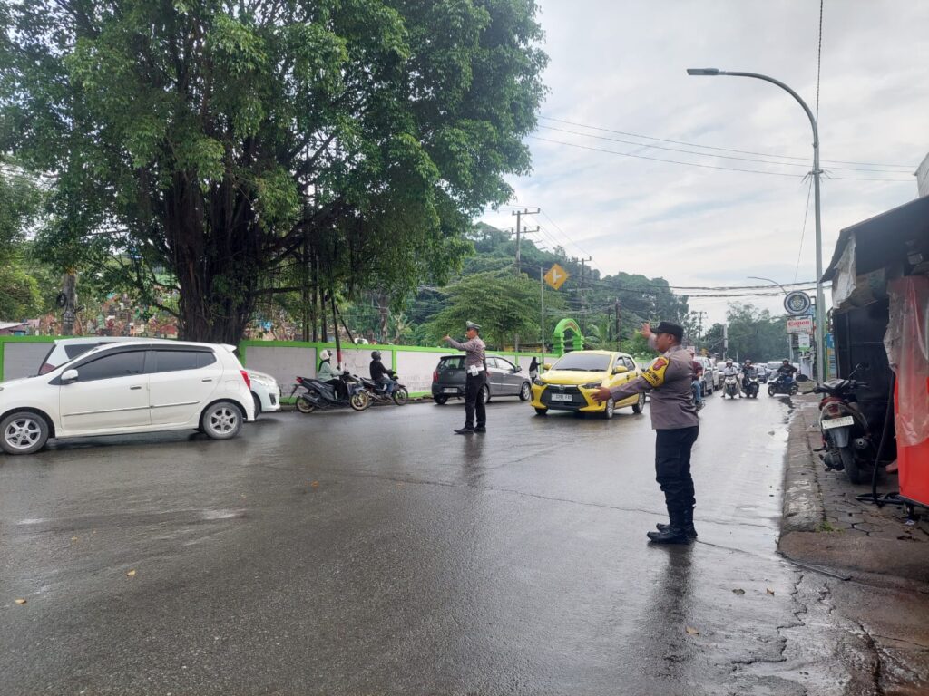 Hujan Deras, Personil Polsek Sungai Kunjang Tetap Laksanakan Strong Poin Pagi Di Daerah Rawan Kemacetan WhatsApp Image 2025 01 15 at 10.29.44 3d91d0ee