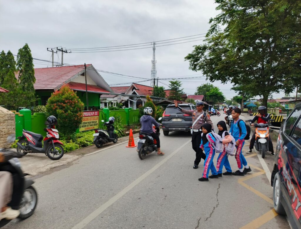 Satlantas Polres Paser Giatkan Pengaturan Lalu Lintas di Jam Sibuk, Fokus pada Kawasan Sekolah WhatsApp Image 2025 01 15 at 14.22.40 ebc9795e