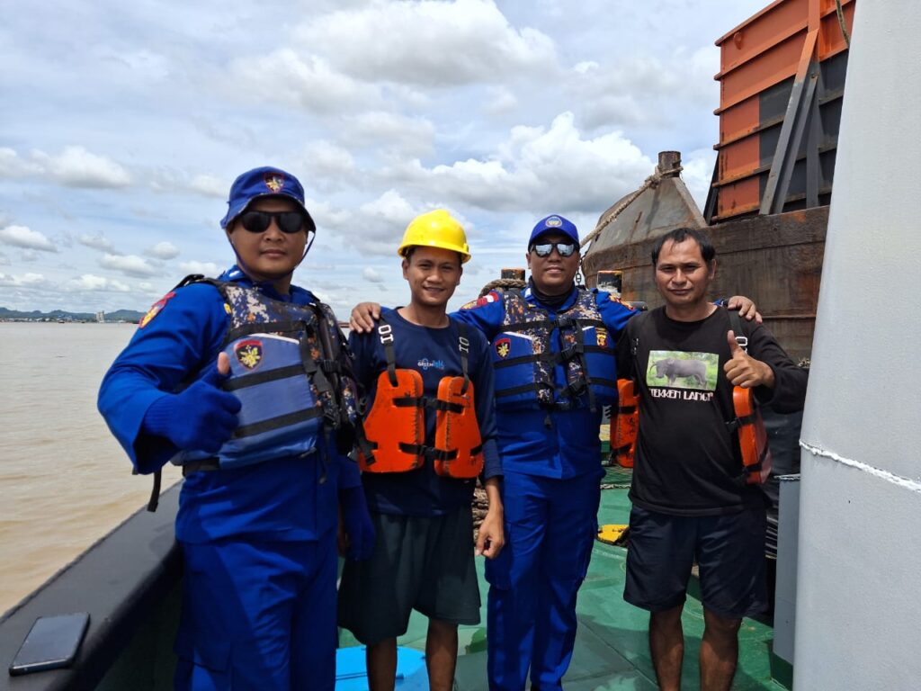 Sat Polairud Polresta Samarinda Berikan Edukasi Keselamatan kepada ABK di Sungai Mahakam WhatsApp Image 2025 01 17 at 11.30.28