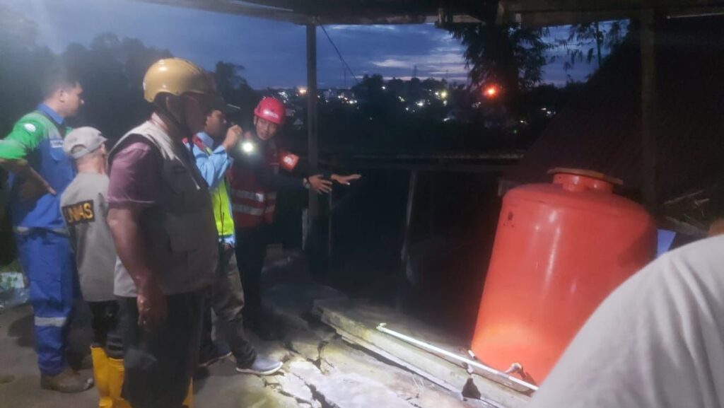 Gerak Cepat, Personil Sat Brimob Polda Kaltim Bantu Tangani Dampak Longsor di Rumah Warga Klandasan Balikpapan WhatsApp Image 2025 01 17 at 11.47.24