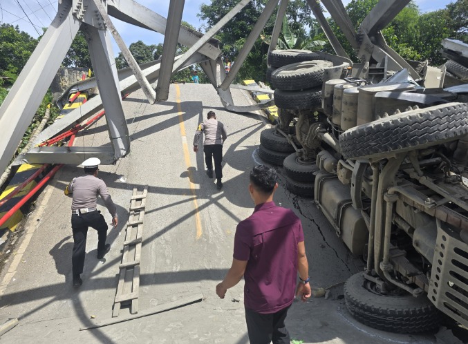 Kapolres Paser Tinjau Lokasi Kecelakaan Tunggal di Jembatan Penghubung Kaltim-Kalsel, Akses Jalan Dialihkan Sementara WhatsApp Image 2025 01 17 at 12.00.34