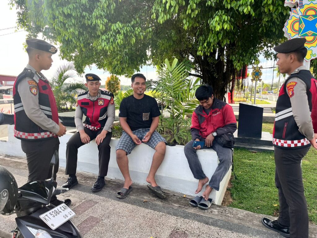 Sat Samapta Polres Kukar Gelar Patroli Dialogis di Taman Tepian Pandan, Perkuat Sinergi dengan Masyarakat WhatsApp Image 2025 01 17 at 16.27.56 cb685763