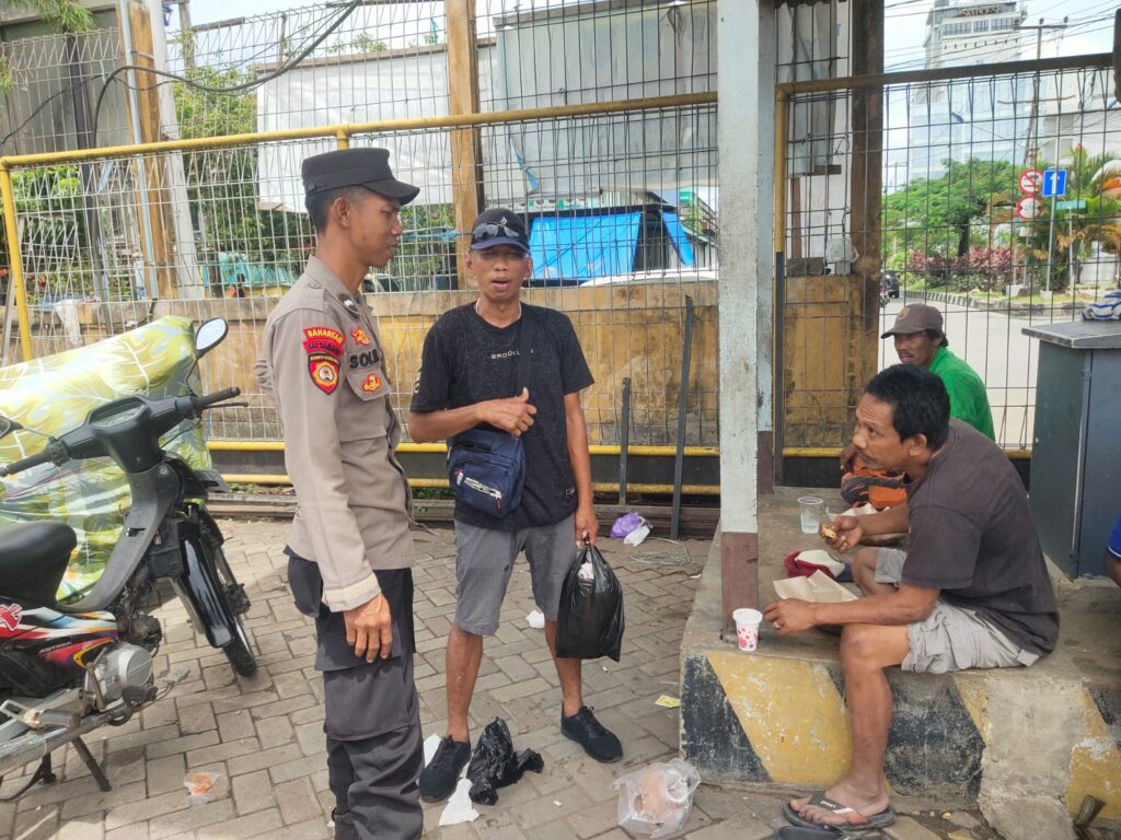 Melalui Sambang, Personel Binmas Polsek Kawasan Pelabuhan Samarinda Beri Edukasi Warga soal Kamtibmas Pasca Pilkada Serentak 2024 WhatsApp Image 2025 01 21 at 14.44.59