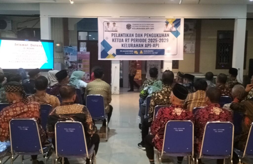 Pantau Wilayah Binaannya, Bhabinkamtibmas Kelurahan Api-Api Hadiri Pengukuhan Ketua RT Periode 2025-2029 WhatsApp Image 2025 01 21 at 14.53.58
