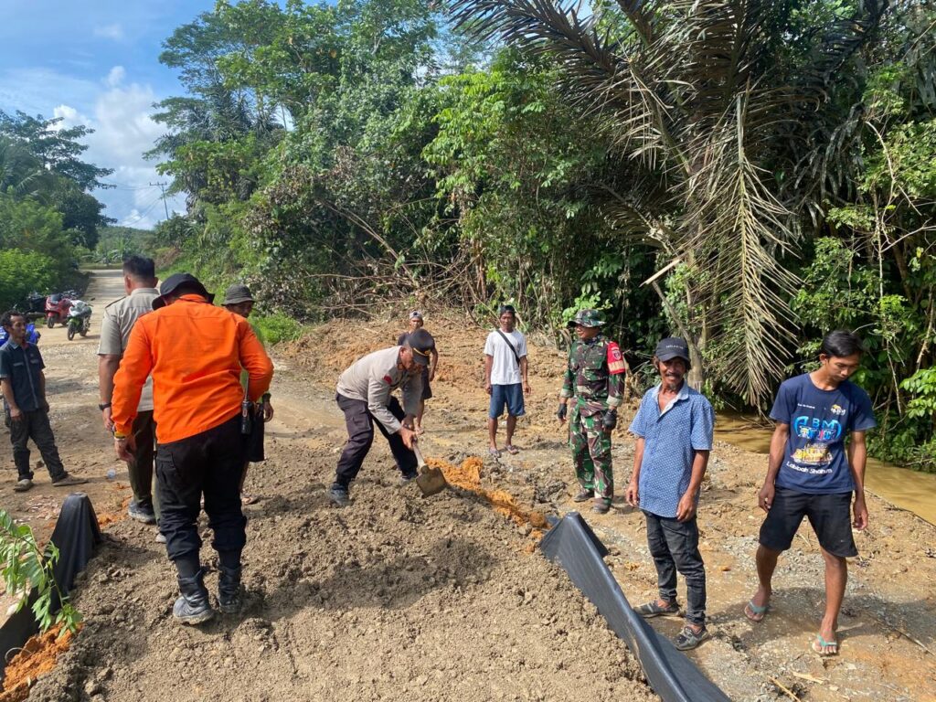Bantu Mobilitas Masyarakat Agar Normal Kembali, Polsek Penajam Bersama Petugas Gabungan Buka Akses Jalan Darurat di Kelurahan Sepan WhatsApp Image 2025 01 21 at 15.04.50