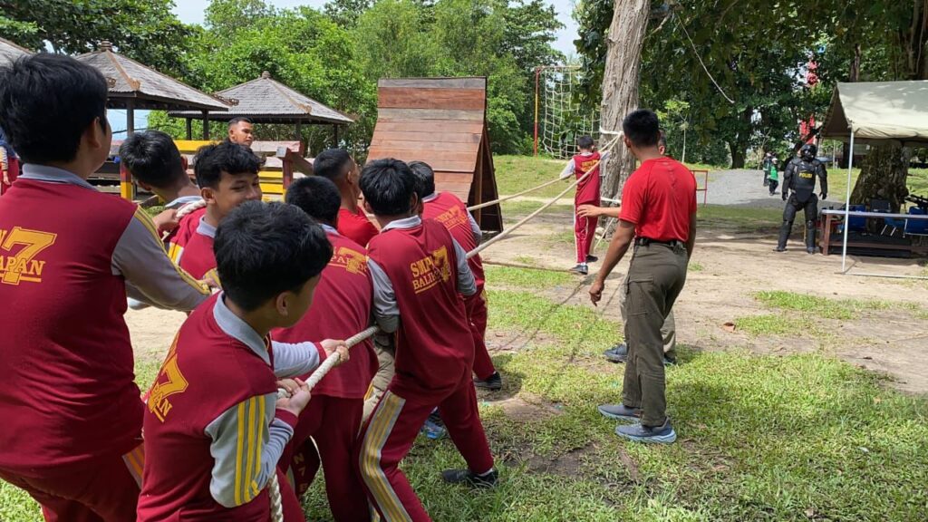 Bentuk Karakter Siswa yang Tangguh dan Cinta Tanah Air, Sat Brimob Polda Kaltim Dampingi Outbound SMPN 7 Balikpapan di Lapangan Halang Rintang Wajracyena WhatsApp Image 2025 01 22 at 12.37.46