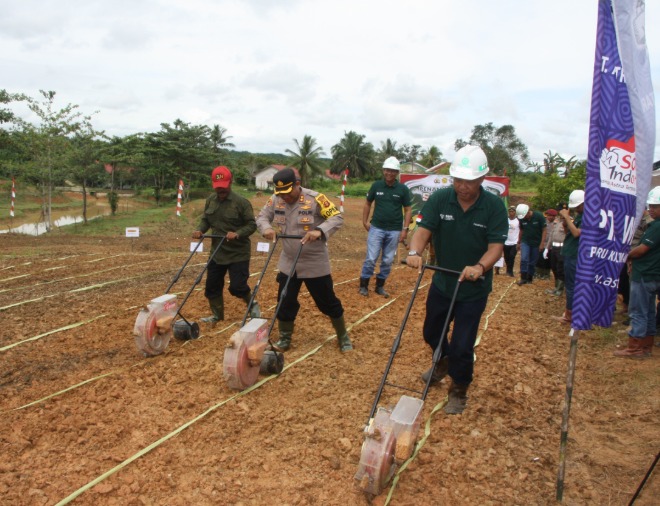 Dukung Swasembada Pangan 1 Juta Hektar, Polres PPU Gelar Penanaman Jagung Serentak WhatsApp Image 2025 01 22 at 15.17.42