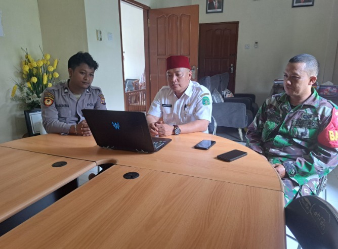 Kolaborasi Tiga Pilar, Bhabinkamtibmas Desa Semangko Gelar Diskusi Keamanan Lingkungan Pasca Pilkada 2024 WhatsApp Image 2025 01 25 at 10.35.34