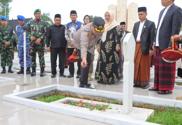 Peringati Hari Jadi Kota Samarinda ke-357, Kapolresta Samarinda Ikuti Upacara Ziarah Tabur Bunga di TMP Kesuma Bangsa WhatsApp Image 2025 01 25 at 17.28.47