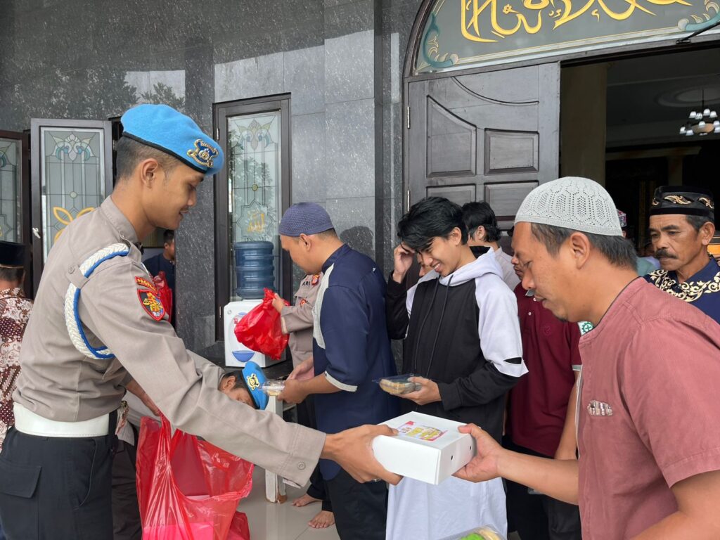Gelar Jumat Berkah oleh Divpropam Polri, Bidpropam Polda Kaltim Bagikan Ratusan Nasi Kotak Kepada Jemaah Masjid WhatsApp Image 2025 01 25 at 17.54.20