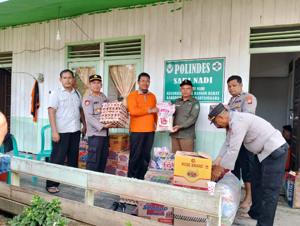 Wujudkan Kepedulian, Polres Kukar dan Polsek Kota Bangun Bantu Korban Banjir WhatsApp Image 2025 01 26 at 08.42.32