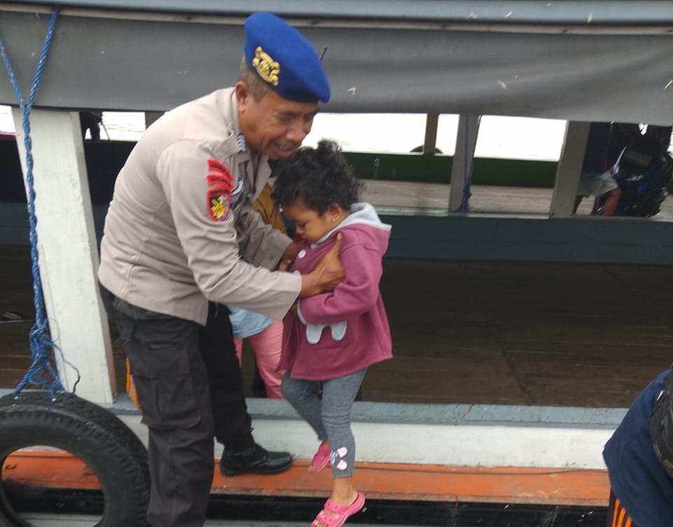 Satpolairud Polresta Samarinda Berikan Pelayanan dan Bantuan kepada Penumpang Kapal di Dermaga Mahakam Ulu WhatsApp Image 2025 01 28 at 11.54.33 4309f392