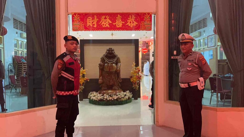 Polres Berau Amankan Ibadah Imlek di Vihara Selamat Maitreya Guna Jamin Keamanan dan Kenyamanan WhatsApp Image 2025 01 29 at 16.00.50