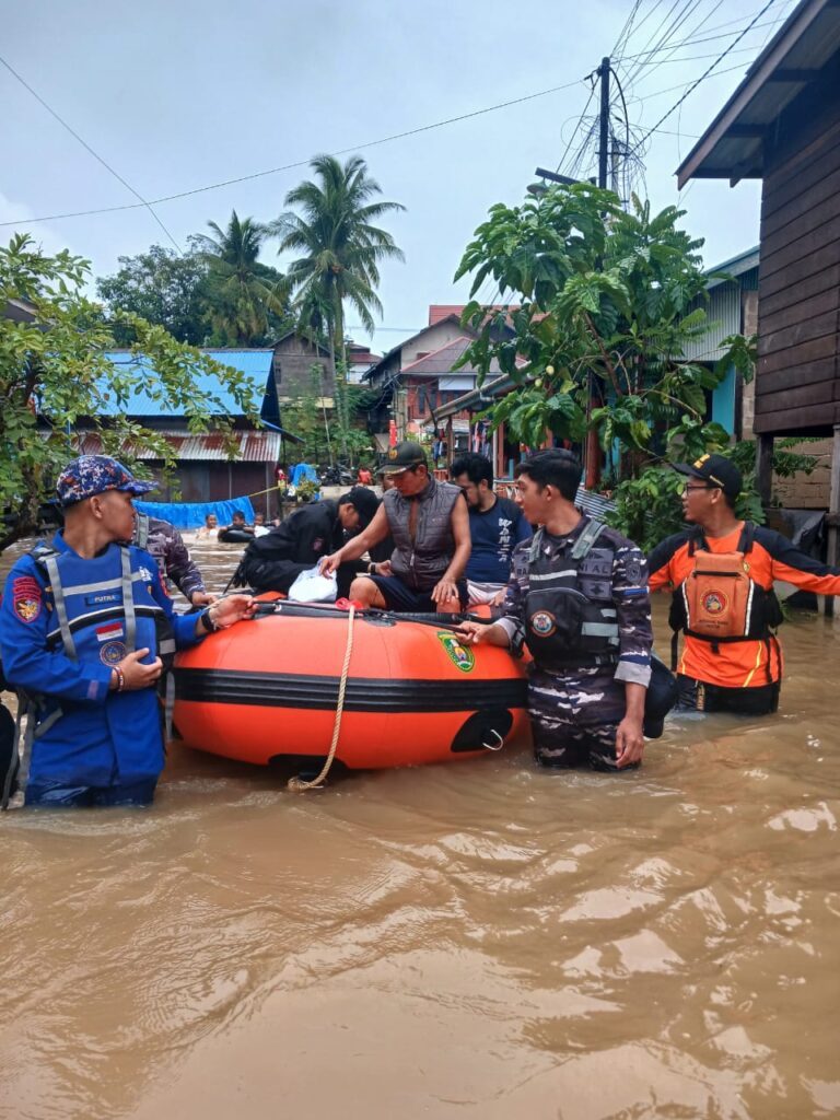 Bantu Penanganan Banjir di Sangatta Selatan, Ditpolairud Polda Kaltim bersama Tim Gabungan Lakukan Pemantauan serta Beri Bantuan kepada Warga Terdampak WhatsApp Image 2025 01 30 at 10.52.30