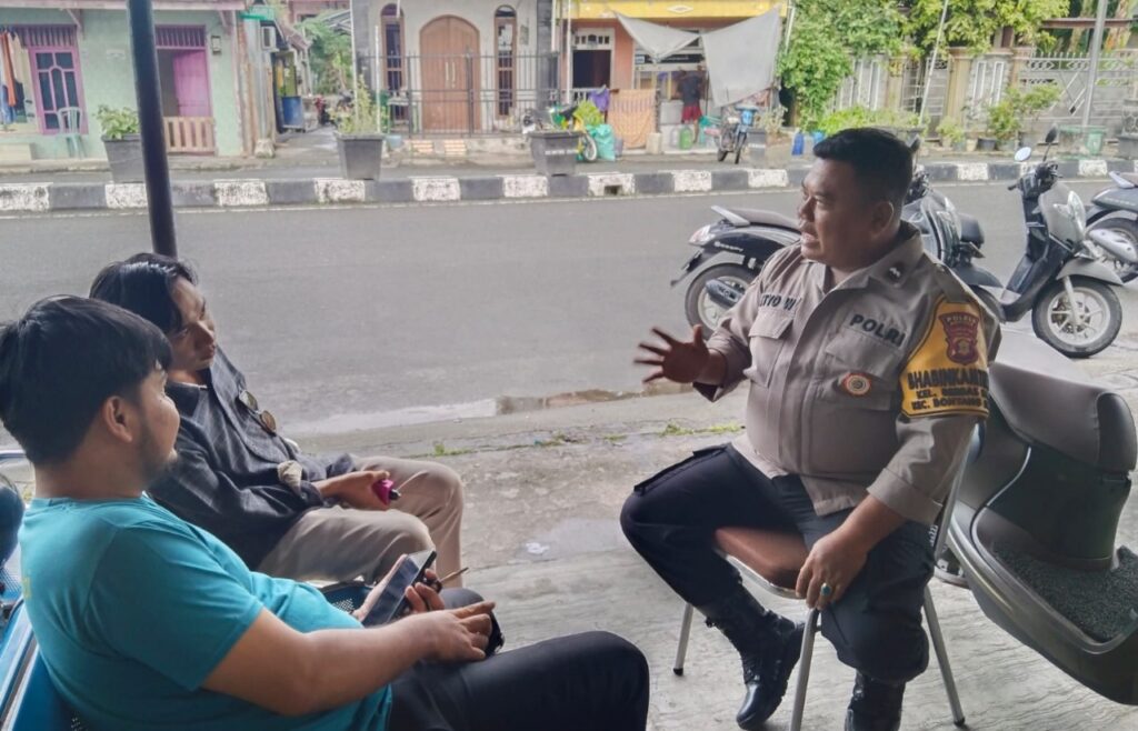 Pererat Sinergi dengan Warga, Bhabinkamtibmas Berbas Pantai Lakukan Sambang serta Beri Himbauan Kamtibmas WhatsApp Image 2025 01 30 at 11.48.27