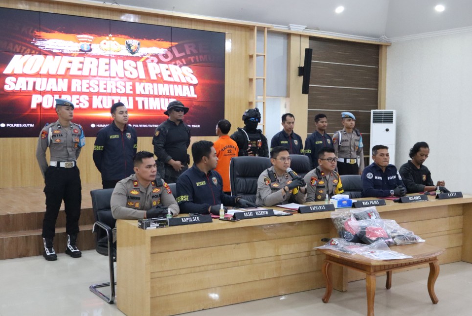 Gelar Konferensi Pers, Polres Kutim Sampaikan Pengungkapan Kasus Pembunuhan dan Pencurian kutim