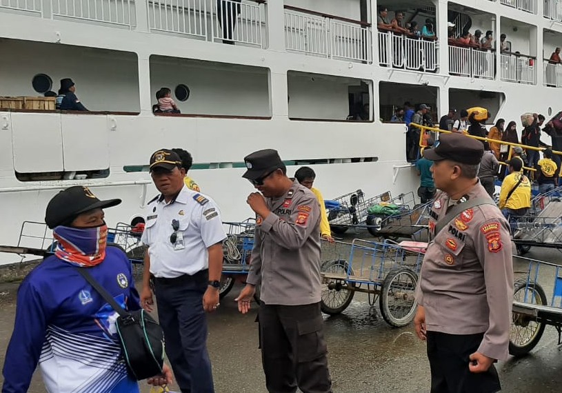 Berikan Rasa Aman, Polsek Kawasan Pelabuhan Samarinda Berikan Pengamanan Kedatangan Kapal Penumpang KM Adithya samarinda