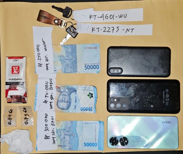 Dukung Program Asta Cita Presiden RI dengan Berantas Narkoba, Sat Resnarkoba Polresta Samarinda Tangkap Tiga Pengedar Sabu di Kawasan Sungai Pinang smd 1 rotated