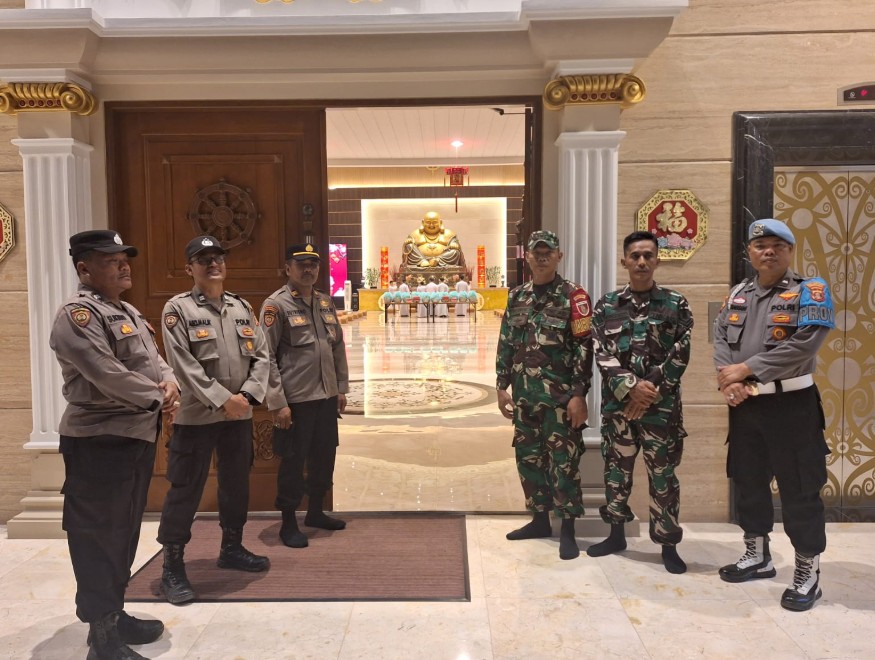Polsek Samarinda Kota dan Polsek Sungai Pinang Pastikan Ibadah Malam Tahun Baru Imlek 2576 Berlangsung Aman Dan Khidmat smd 2