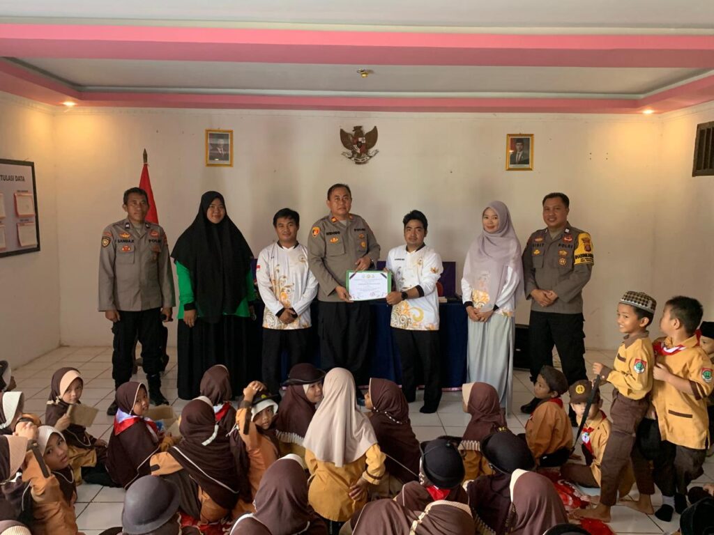 Polsek Batu Engau Terima Kunjungan Siswa SDIT Baitussalam, Kenalkan Tugas Kepolisian Sejak Dini WhatsApp Image 2025 01 31 at 14.18.30 79cc7151