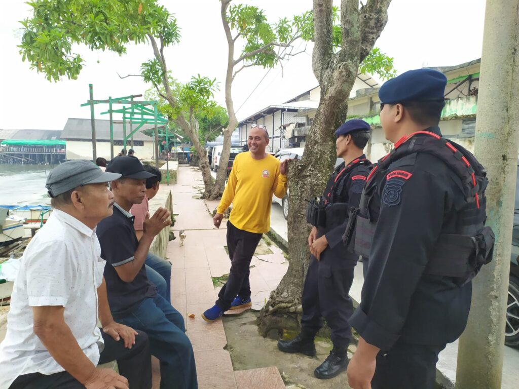 Beri Himbauan Kamtibmas, Personil Sat Brimob Polda Kaltim Sambangi Masyarakat Pesisir Balikpapan WhatsApp Image 2025 02 02 at 11.28.07