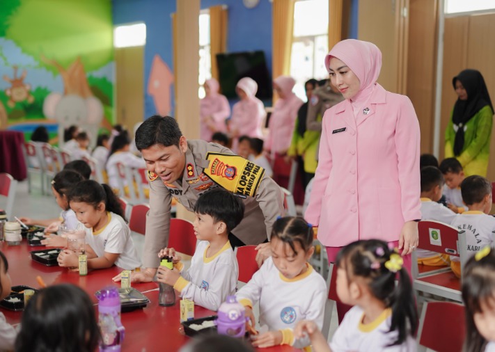Dukung Program Asta Cita Presiden RI, Kapolres Kukar Bagikan Makanan Sehat Gratis untuk Anak TK Kemala Bhayangkari 07 WhatsApp Image 2025 02 02 at 16.59.46