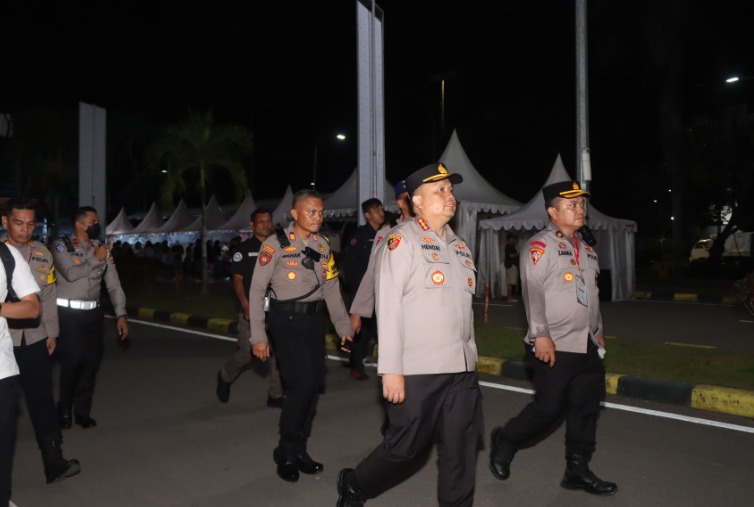 Pastikan Berjalan Aman dan Kondusif, Kapolresta Samarinda Tinjau Langsung Pengamanan Konser Musik Dewa 19 WhatsApp Image 2025 02 02 at 17.10.39