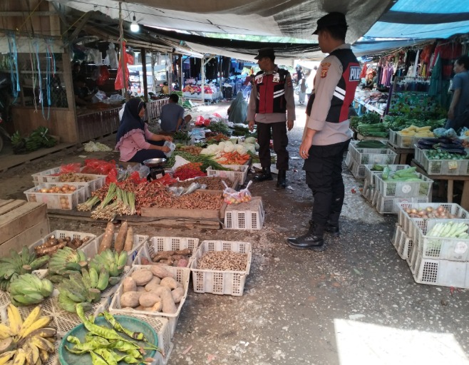 Pantau Harga Sembako di Pasar Tradisional Long Ikis, Personil Polres Paser Lakukan Patroli Dialogis dengan Para Pedagang WhatsApp Image 2025 02 03 at 12.07.46
