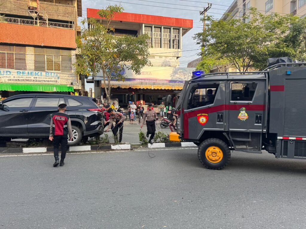 Tim Pammat Ditsamapta Polda Kaltim Bergerak Cepat Evakuasi Kecelakaan Mobil di Balikpapan WhatsApp Image 2025 02 04 at 22.21.40 f1b8fc06