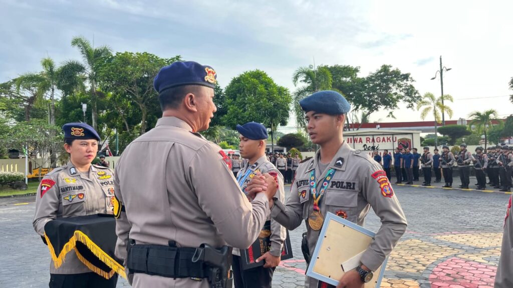 Dua Personel Batalyon A Brimob Kaltim Terima Penghargaan atas Prestasi di Tingkat Nasional WhatsApp Image 2025 02 05 at 09.33.58 4cb06676