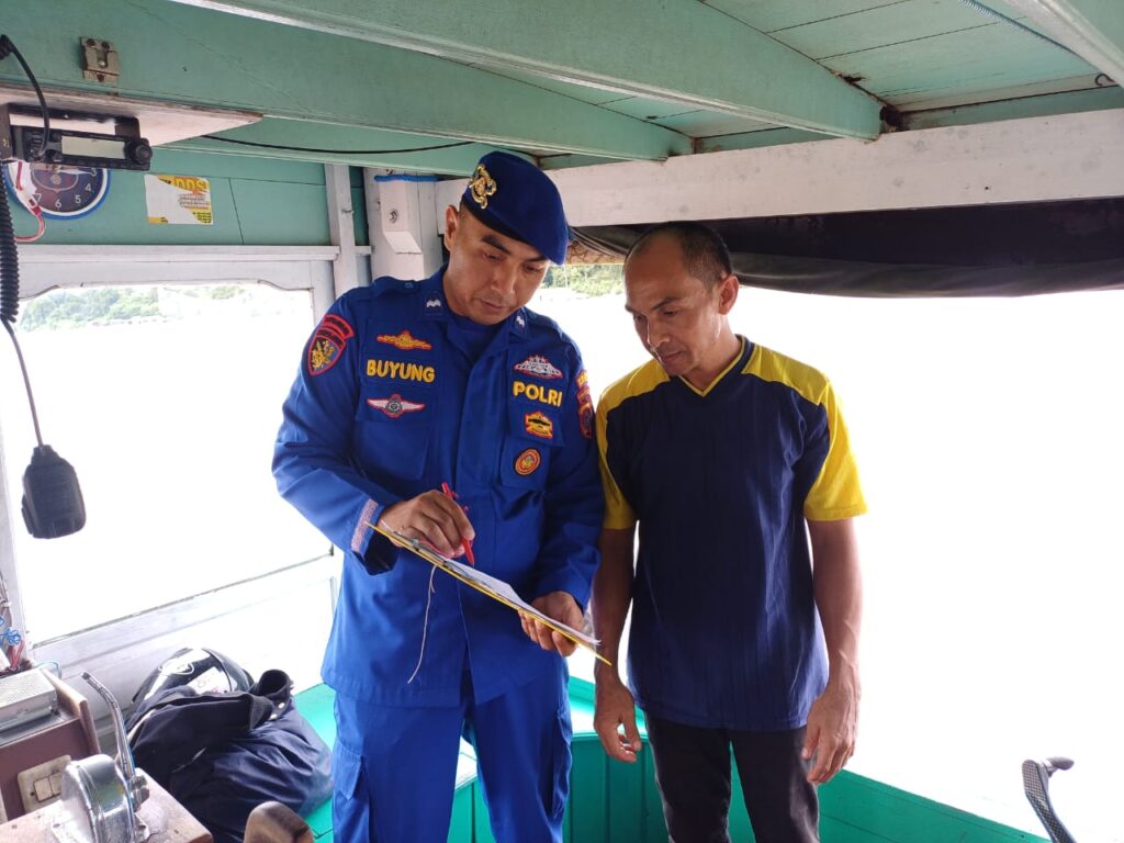 Pastikan Keamanan Terhadap Kapal-Kapal Pengangkut Penumpang, Sat Polairud Polres Kubar Periksa Kelengkapan Dokumen Kapal di Perairan Melak Ilir WhatsApp Image 2025 02 07 at 11.35.50