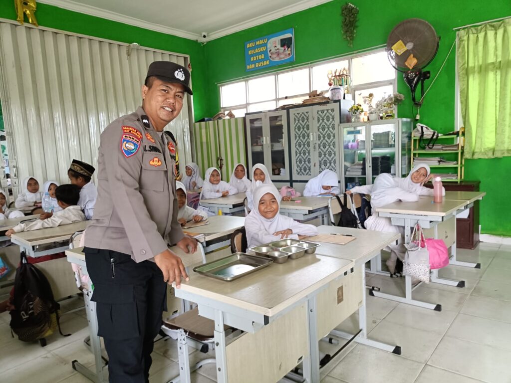 Bhabinkamtibmas Sempaja Utara Kawal Pendistribusian Program Makan Bergizi Gratis di SDN 004 Samarinda WhatsApp Image 2025 02 07 at 19.56.08 ce80081f