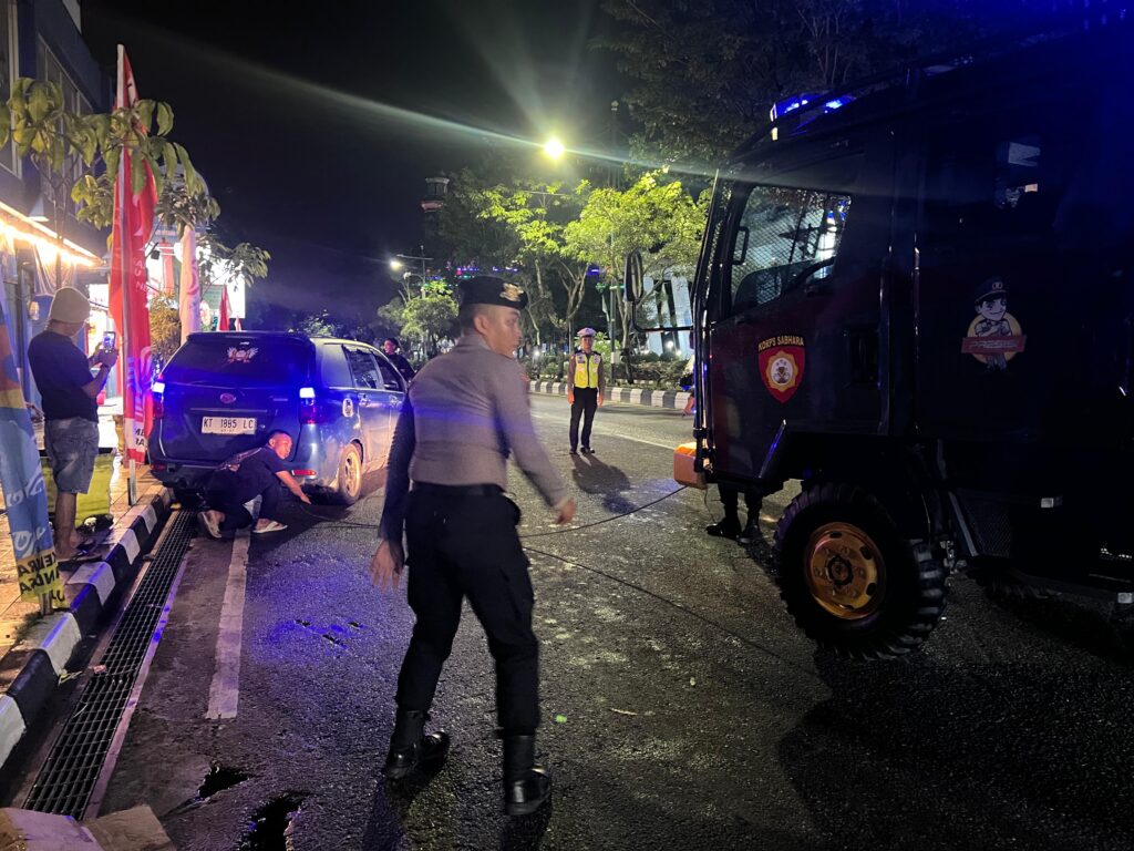 Tim Pammat Ditsamapta Polda Kaltim Evakuasi Minibus yang Tabrak Pembatas Jalan di Balikpapan WhatsApp Image 2025 02 09 at 12.57.25 c9442ea6