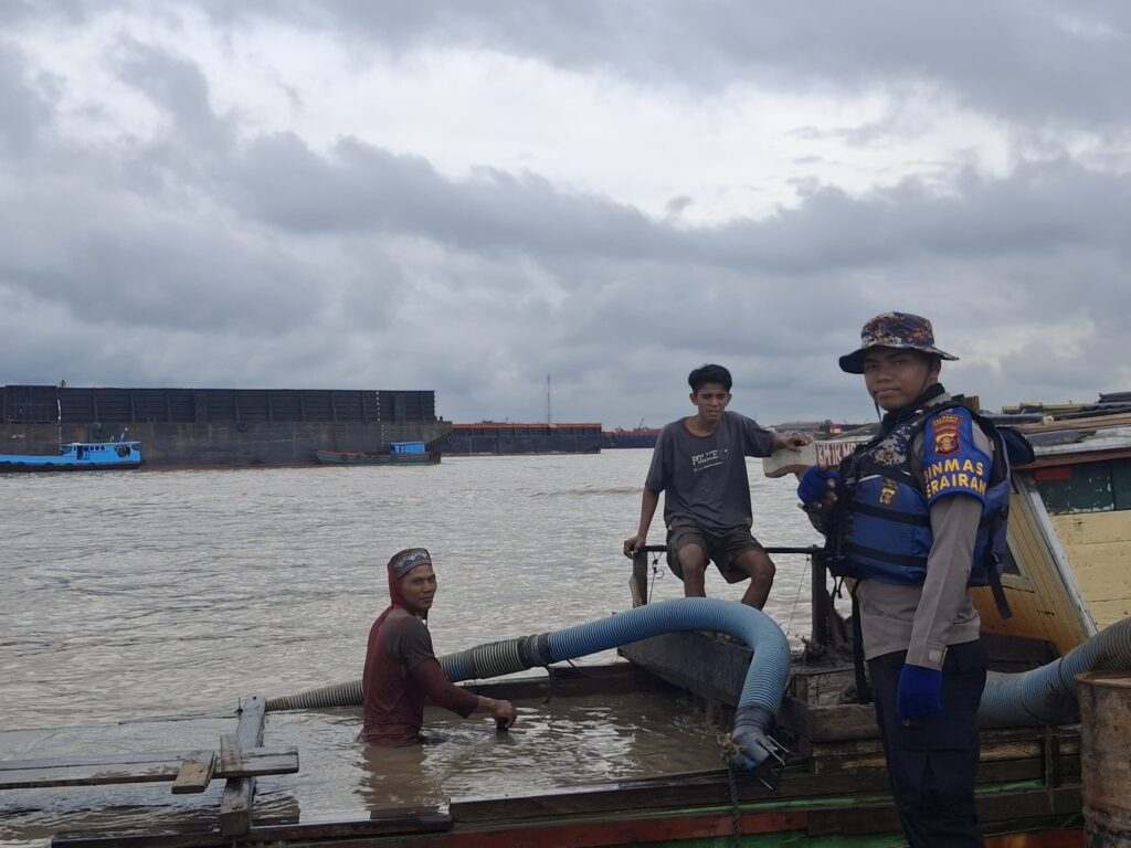 Satpolairud Polresta Samarinda Gelar Patroli Perairan untuk Jaga Keamanan Sungai Mahakam WhatsApp Image 2025 02 09 at 12.59.48 c7c28372