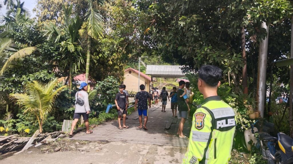Sat Lantas Polres Mahakam Ulu Kawal Perbaikan Jembatan Beally, Pastikan Arus Lalu Lintas Lancar WhatsApp Image 2025 02 09 at 13.08.23 e81c9ac4