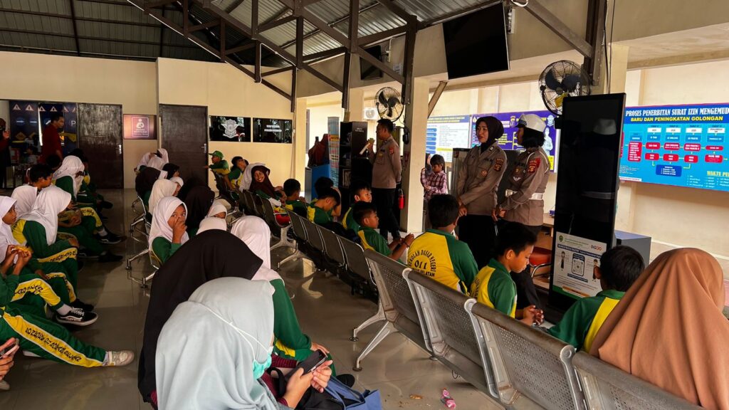 Sat Lantas Polres Bontang Berikan Sosialisasi dan Himbauan Keselamatan Berlalu Lintas kepada Siswa SDN 011 Bontang Selatan WhatsApp Image 2025 02 10 at 13.22.54
