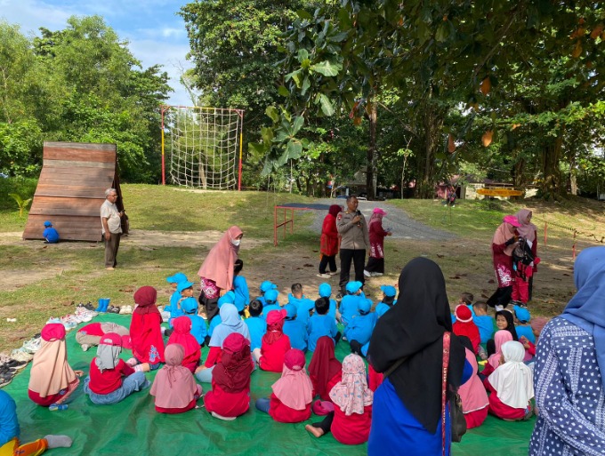 Polisi Sahabat Anak, Personel Brimob Kaltim Berikan Edukasi Kebersihan Lingkungan Kepada Murid TK Islam Rahmaniyah WhatsApp Image 2025 02 10 at 14.28.50