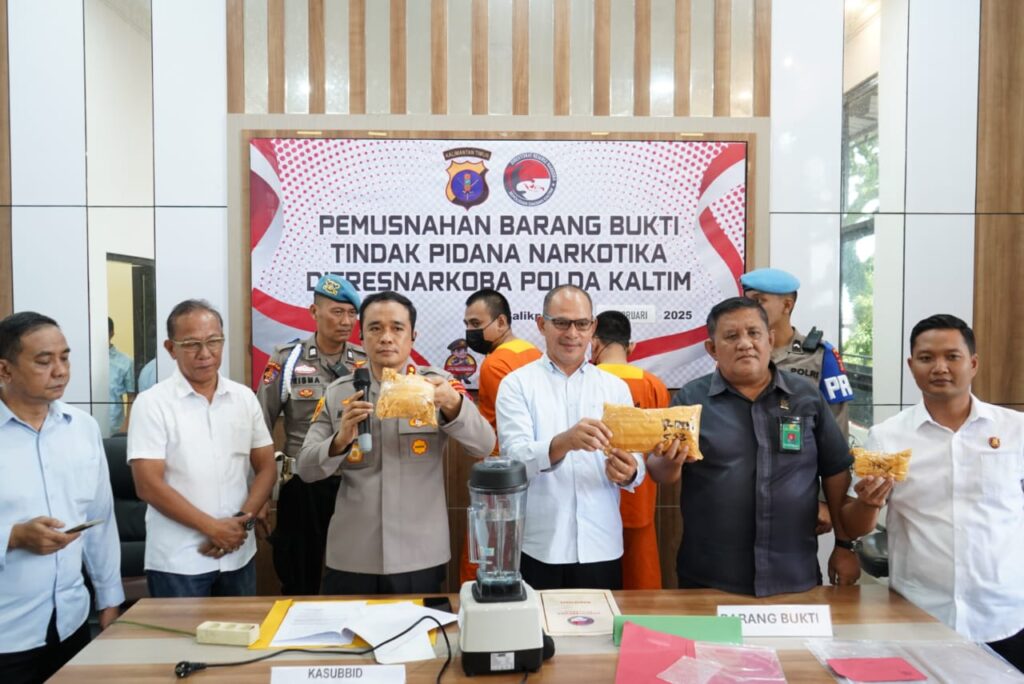 Musnahkan 987,21 Gram Sabu, Wujud Bentuk Dukungan Polda Kaltim dalam Program Asta Cita Presiden RI WhatsApp Image 2025 02 11 at 13.25.44