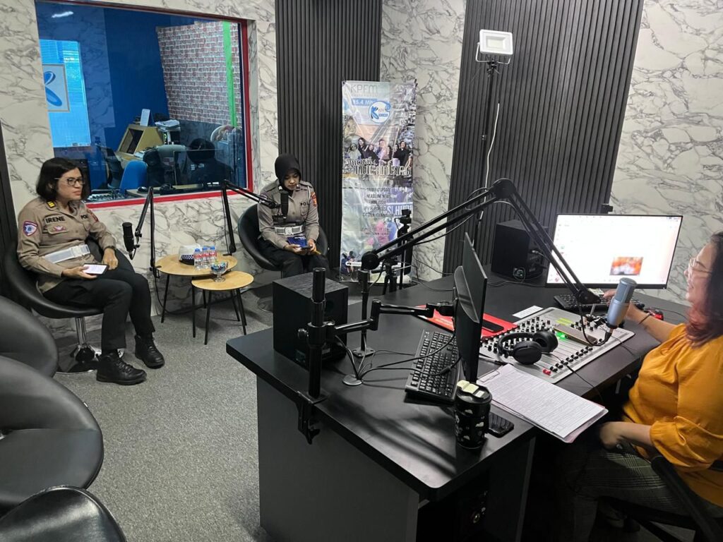 Ops.Keselamatan Mahakam 2025, Ditlantas Polda Kaltim Beri Himbauan Berkendara yang Aman Melalui Talkshow di Radio KPFM Balikpapan WhatsApp Image 2025 02 13 at 13.33.37