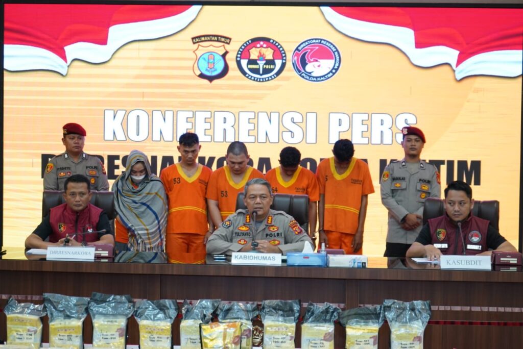 Polda Kaltim Gelar Konferensi Pers Pengungkapan Kasus Narkotika, Lima Tersangka Diamankan WhatsApp Image 2025 02 13 at 14.07.12 48dc723c