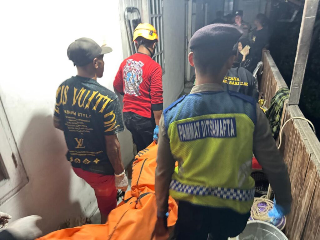 Personel Pammat Dit Samapta Polda Kaltim Bantu Evakuasi Penemuan Mayat di Klandasan Balikpapan WhatsApp Image 2025 02 14 at 12.52.28