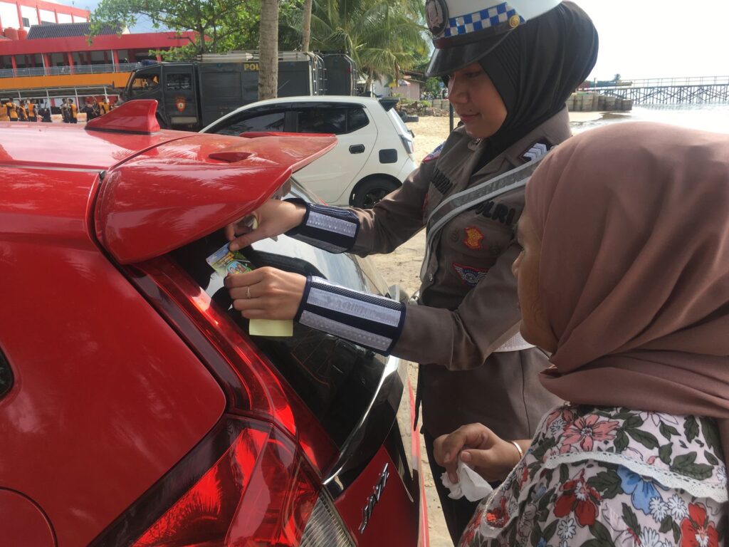 Ops.Keselamatan Mahakam 2025, Ditlantas Polda Kaltim Gelar Sosialisasi dan Penyuluhan dengan Membagikan Brosur serta Sticker WhatsApp Image 2025 02 15 at 12.19.28