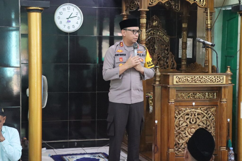 Tampung Keluhan dan Aspirasi dari Masyarakat, Kapolres Kubar Lakukan Safari Jumat sekaligus Dialog dengan Tajuk ‘Jumat Curhat’ WhatsApp Image 2025 02 15 at 12.58.02 1