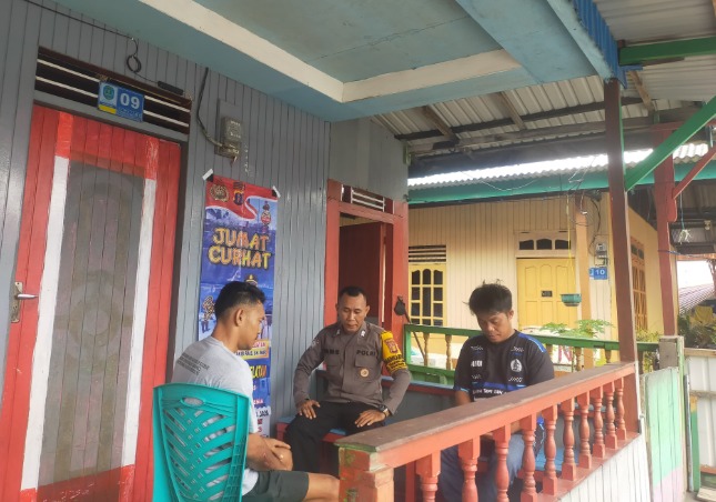 Dengarkan Keluhan Warga Binaannya, Bhabinkamtibmas Tanjung Laut Indah Lakukan Dialog yang Bertajuk ‘Jumat Curhat’ WhatsApp Image 2025 02 15 at 15.34.01
