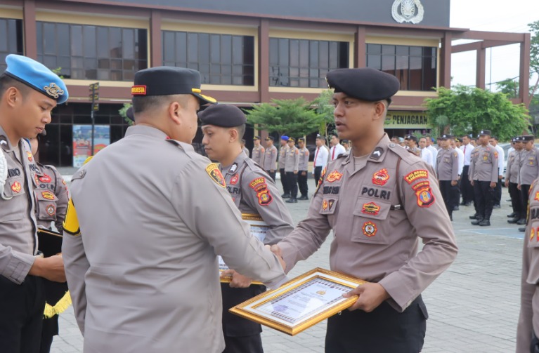 Pimpin Apel pagi, Kapolresta Samarinda Berikan Penghargaan Kepada Personel yang Berprestasi WhatsApp Image 2025 02 18 at 12.37.16