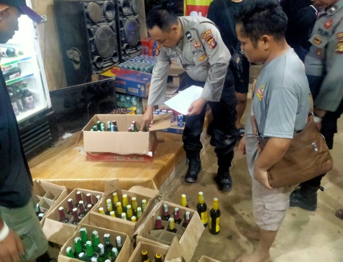 Gelar Ops.Pekat Mahakam 2025, Polres PPU Sita Ratusan Botol Miras Ilegal WhatsApp Image 2025 02 19 at 12.44.08