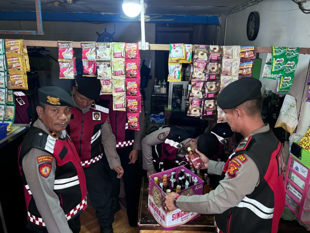 Sat Samapta Polres Berau Amankan Puluhan Botol Miras Ilegal di Tanjung Redeb WhatsApp Image 2025 02 19 at 20.37.25 6b397e63